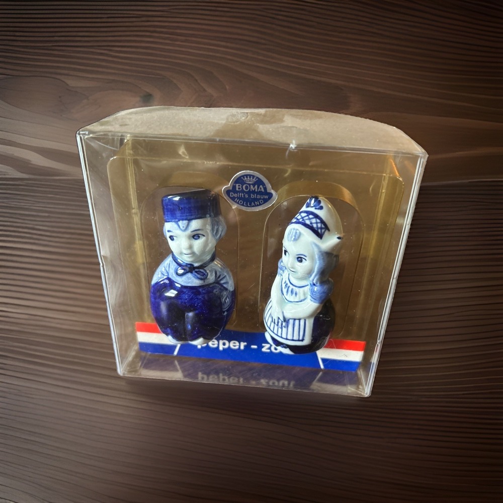 Vintage Holland BOMA Blue Delft Boy and Girl Salt & Pepper Shakers in Box New - Picture 2 of 5